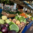 wochenmarkt-gemuesestand.jpg Gemüsestand auf dem Wochenmarkt