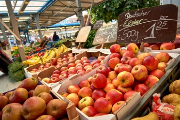 Wochenmarkt in Wolfenbüttel Obststand auf dem Wochenmarkt