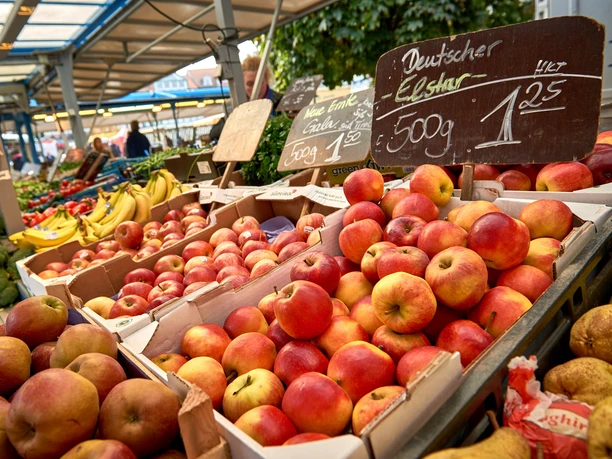 Wochenmarkt in Wolfenbüttel Obststand auf dem Wochenmarkt