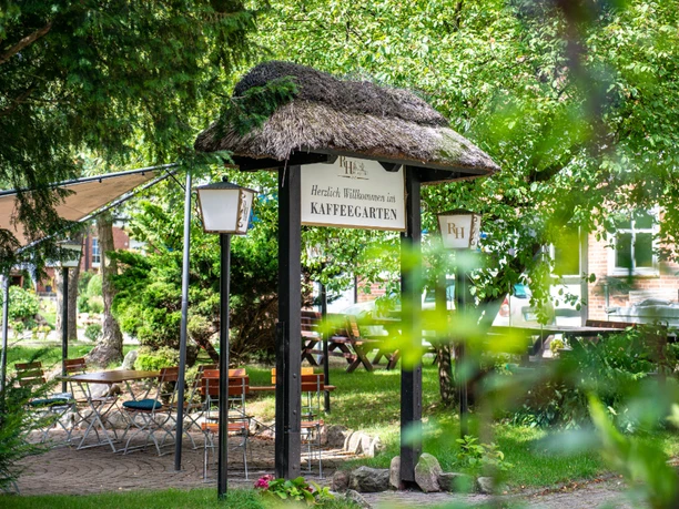 Kaffeegarten Der Kaffeegarten lädt mit gemütlichen Sitzmöglichkeiten unter schattigen Bäumen zum Verweilen ein.