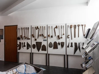 Goldabbaumuseum-2.jpg Werkzeugsammlung des Goldabbaumuseums, GondoTool collection of the Gold Mining Museum, GondoCollection d'outils du musée de l'exploitation aurifère, Gondo