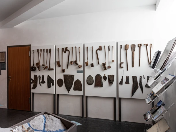 Goldabbaumuseum-2.jpg Collection d'outils du musée de l'exploitation aurifère, Gondo