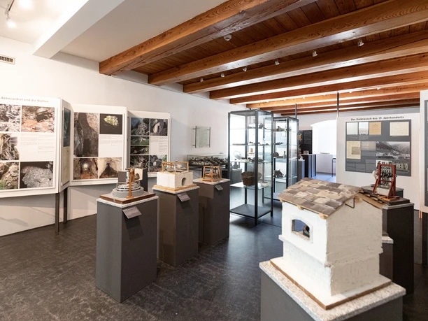 Goldabbaumuseum-4.jpg Innenansicht des Goldabbaumuseums, Gondo