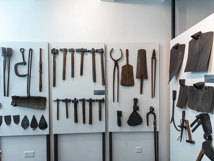 Goldabbaumuseum-5.jpg Werkzeugsammlung des Goldabbaumuseums in GondoTool collection of the Gold Mining Museum in GondoCollection d'outils du musée de l'exploitation aurifère à Gondo