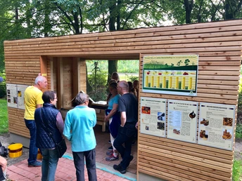 Gruppe am Bienenhaus 2 CC BY-SA - LTM.jpg