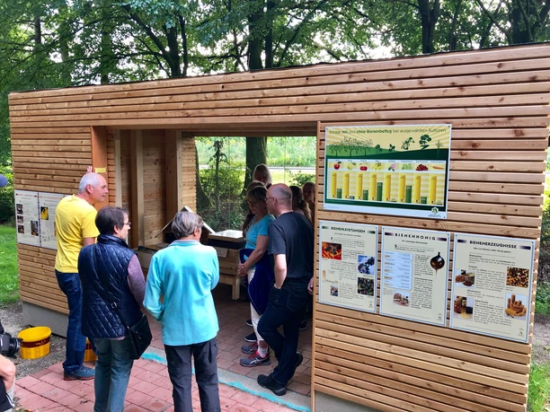 Gruppe am Bienenhaus 2 CC BY-SA - LTM.jpg