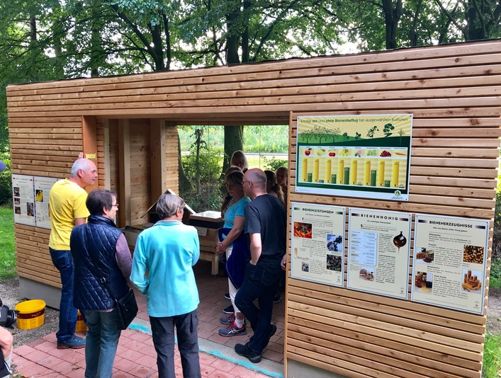 Gruppe am Bienenhaus 2 CC BY-SA - LTM.jpg