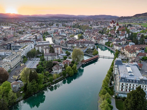 thun-sommer-aare-stadt-luftaufnahme.jpg