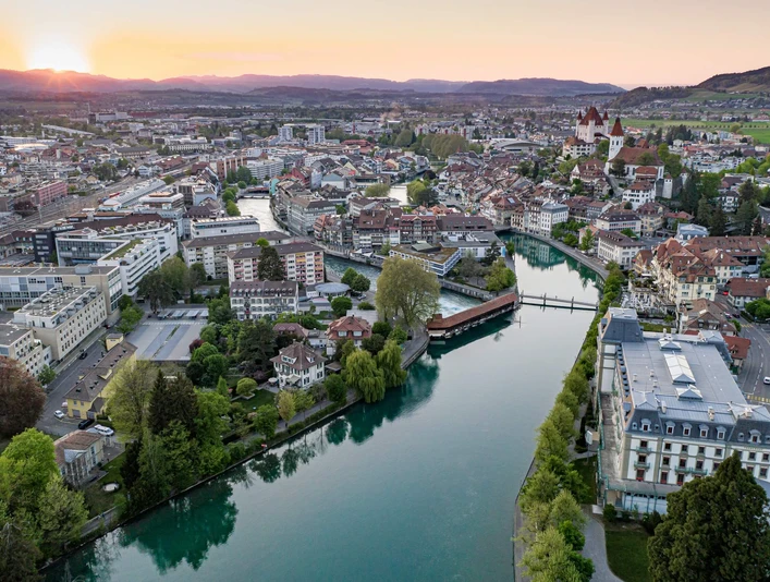 thun-sommer-aare-stadt-luftaufnahme.jpg