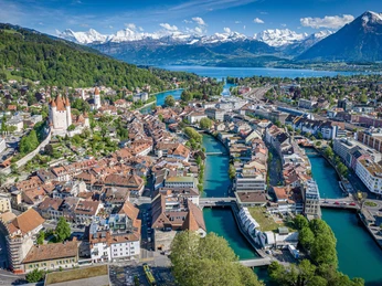thun-sommer-stadt-aare-schloss-thun-niesen-luftaufnahme.jpg