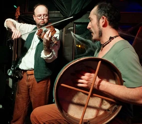 irische sommernacht mit 2bfolkish auf dem spielmannshof seitenroda1.jpg 2BFolkish! live zur Irischen Sommernacht auf dem Spielmannshof Seitenroda an der Leuchtenburg