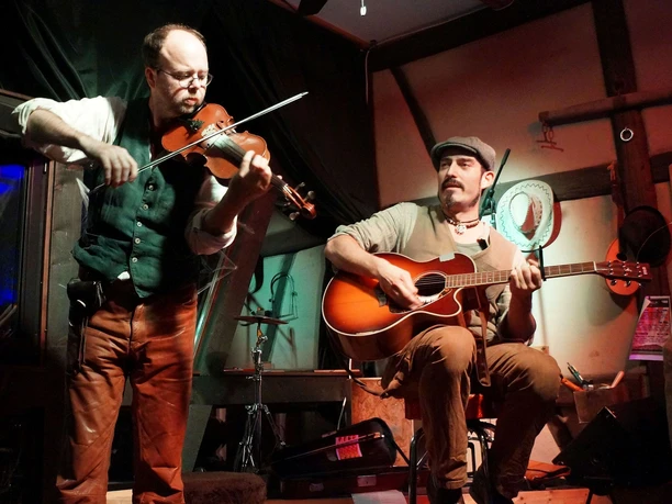 irische sommernacht mit 2bfolkish auf dem spielmannshof seitenroda.jpg 2BFolkish! live zur Irischen Sommernacht auf dem Spielmannshof Seitenroda an der Leuchtenburg