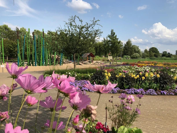 Rietberg - Gartenschaupark Blick auf Blütenpracht und Spielplatz im Gartenschaupark Rietberg