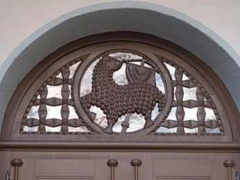 Evangelische Kirche Innenansicht 3.jpg Eingangstür der evangelischen KircheEntrance door of the Protestant churchPorte d'entrée de l'église protestante