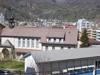 Evangelische Kirche Aussenansicht.jpg Vue extérieure de l'église protestante