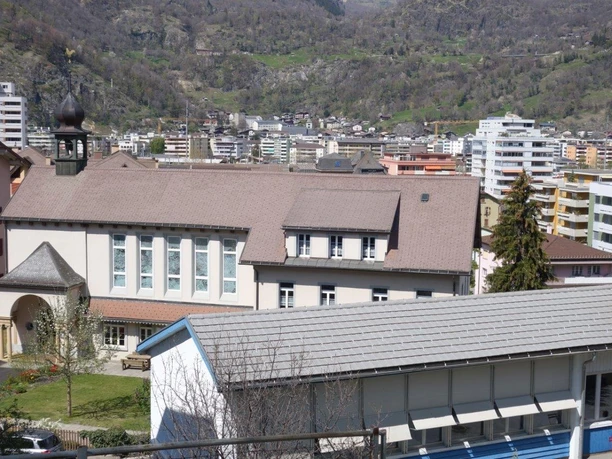 Evangelische Kirche Aussenansicht.jpg Vue extérieure de l'église protestante
