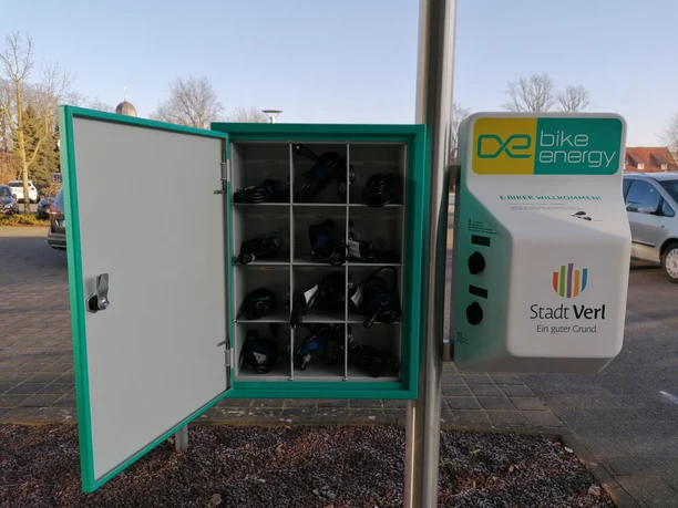 Ladekasten an der E-Bike-Ladestation Fahrrad-Ladestation in Verl: Offenes Fach zeigt aufgeladene Kabel, ideal für E-Bikes geeignet.