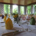 IMG_1142.JPG Festlich gedeckte Restauranttische mit elegant gefalteten Servietten in heller, naturnaher Umgebung.