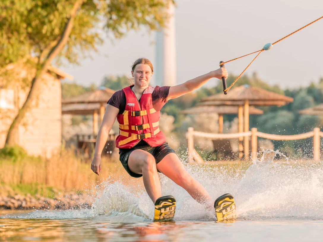 POI_Wasserski-Skiterrassen-Hooksiel-Selina-Freitag.JPG