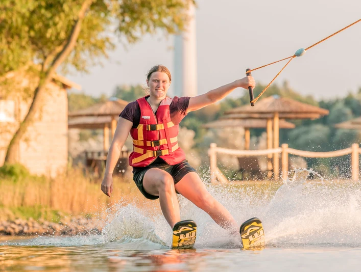 POI_Wasserski-Skiterrassen-Hooksiel-Selina-Freitag.JPG