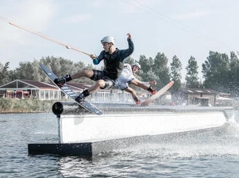 POI_Wasserski-Skiterrassen-Hooksiel-Selina-Freitag.jpg