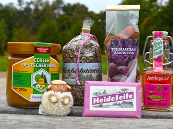 Souvenirs aus dem Shop der Tourist-Information Bad Bevensen (c) BBM.jpg Souvenirs aus dem Shop der Tourist-Information Bad Bevensen Souvenirs from the Bad Bevensen Tourist Information ShopSouvenirs fra butikken i Bad Bevensen Tourist Information CentreSouvenirs uit de winkel van de toeristische dienst van Bad Bevensen