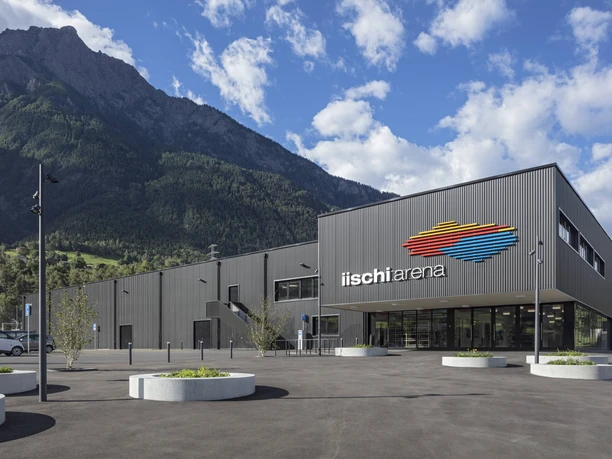 iischi arena Aussenansicht 1.jpg