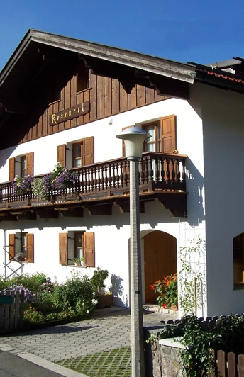 Haus Roseneck Eingang (Balkon Ferienwohnung 1)