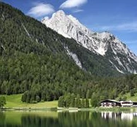 Hotel Lautersee mit Wetterstein