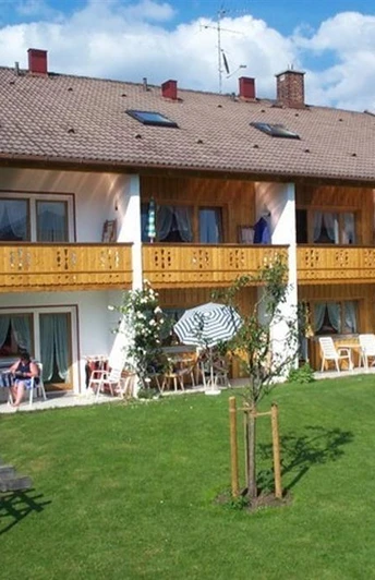 Haus Südseite mit Garten