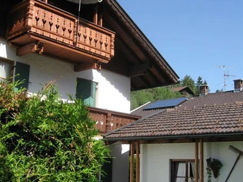 Balkon mit Sonnenschirm