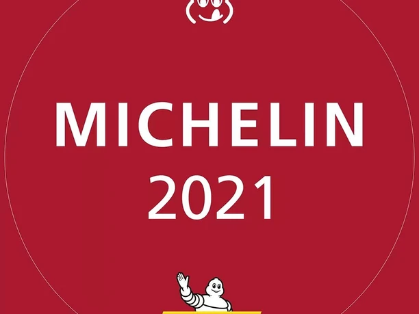 Domschenke_Michelin Michelin 2021 Plakette mit rotem Hintergrund und dem Michelin-Männchen-Logo oben und unten.