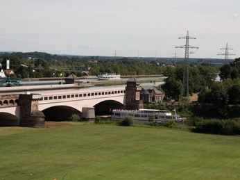 Minden - Mifa Wasserstraßenkreuz.jpg Das Bild zeigt ein Schiff der Mindener Fahrgastschiffahrt bei der Kanal-Weser-Rundfahrt.