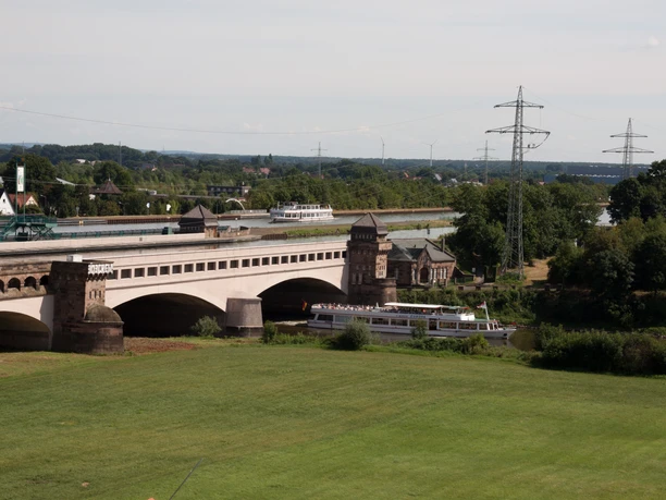 Minden - Mifa Wasserstraßenkreuz.jpg Das Bild zeigt ein Schiff der Mindener Fahrgastschiffahrt bei der Kanal-Weser-Rundfahrt.