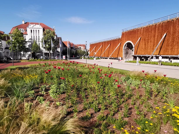 (c) Staatsbad Salzuflen GmbH_Halgmann_Bole_Blick Richtung Altstadt_quer.jpg Blühendes Blumenbeet vor dem Gradierwerk in Bad Salzuflen mit Blick auf historische Altstadtgebäude.
