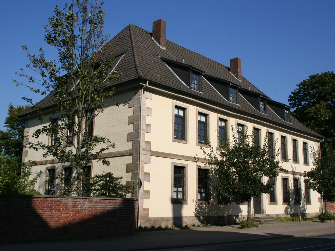 Ehemaliges Landratsamt Das zweigeschossige historische Gebäude repräsentiert klassische Architektur mit hohen Fenstern.