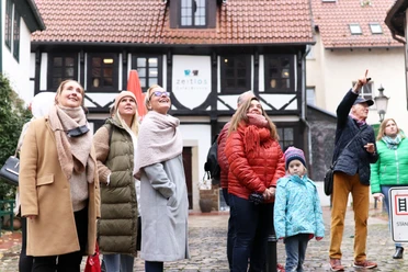 minden_marketing_193.JPG Das Bild zeigt Menschen bei einer Stadtführung.
