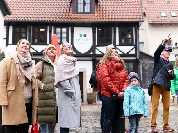minden_marketing_193.JPG Das Bild zeigt Menschen bei einer Stadtführung.