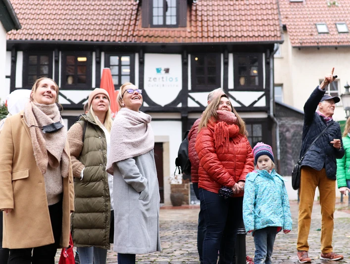 minden_marketing_193.JPG Das Bild zeigt Menschen bei einer Stadtführung.