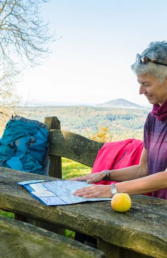 Wanderrast am Habichtswaldsteig auf Burg Falkenstein