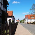 Blick auf die Hauptstraße der Hugenottensiedlung Frankenhain