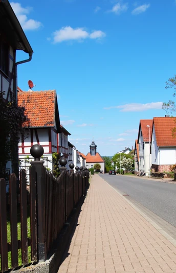 Blick auf die Hauptstraße der Hugenottensiedlung Frankenhain