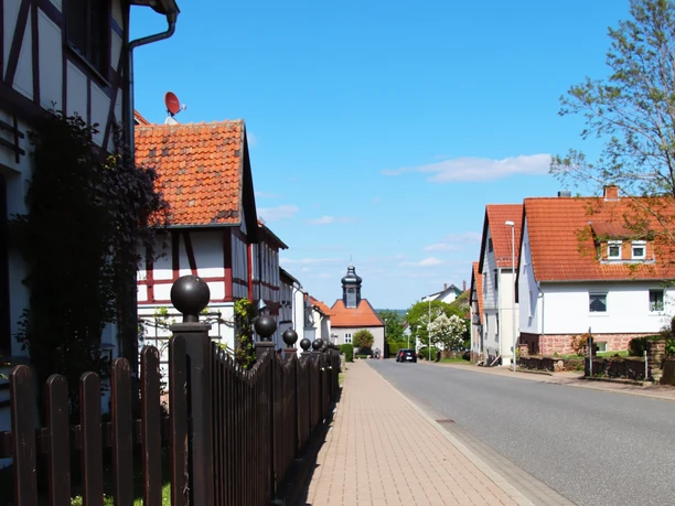 Blick auf die Hauptstraße der Hugenottensiedlung Frankenhain