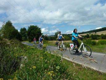 Radfahrer auf dem Bahnradweg Rotkäppchenland
