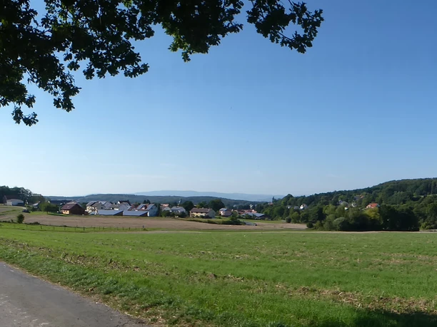 Lulluspfad Blick auf Großropperhausen mit Basaltwerk