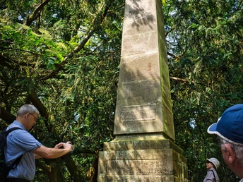 Obelisk im Waldpark Riede