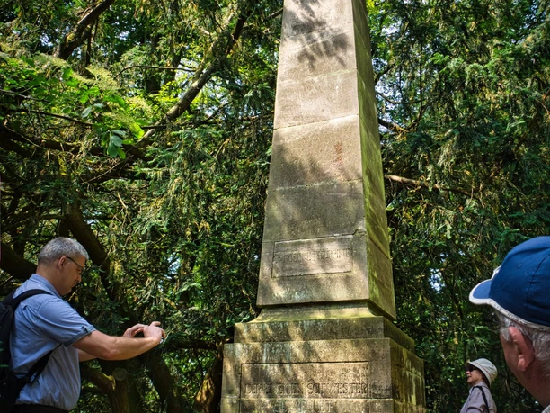 Obelisk im Waldpark Riede