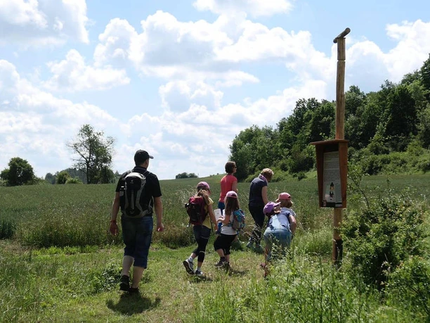 Familie am Familienpfad Point India (c)Florian Methe