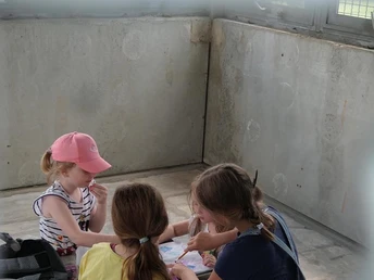 Kinder am Gästebuch im Observierungsturm Point India (c)Florian Methe