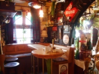 Ein gemütliches, rustikales Café-Interieur mit hölzernen Möbeln und nostalgischer Dekoration.